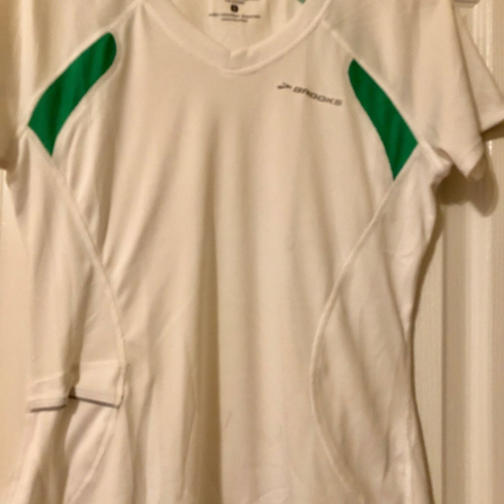 BROOKS WHITE ATHLETIC TEE WITH POCKET!